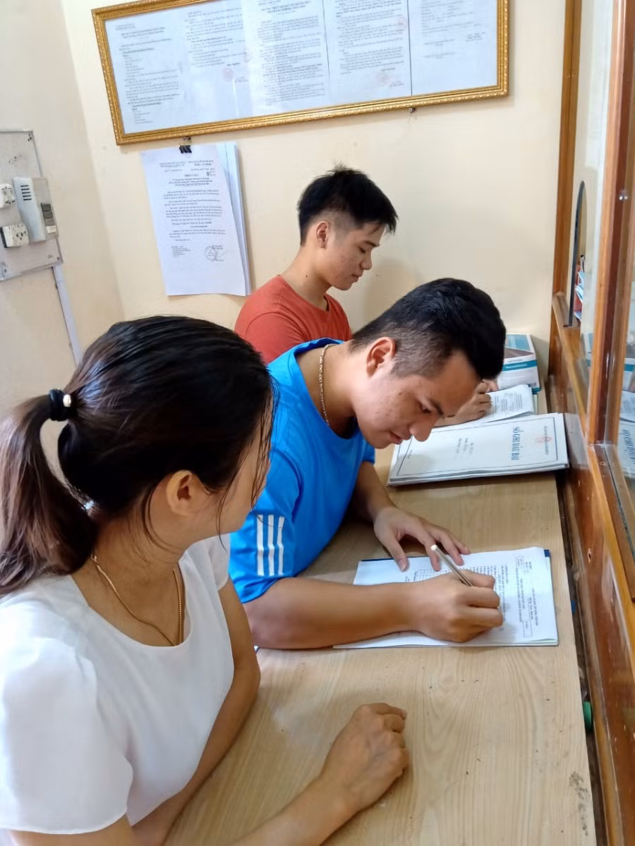 Thí sinh đến điều chỉnh nguyện vọng tại Trường THPT Cát Bà, huyện Cát Hải