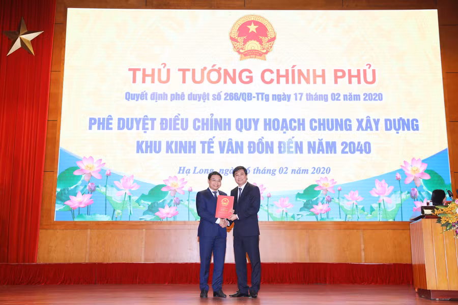 Lãnh đạo Bộ Xây dựng trao Quyết định phê duyệt điều chỉnh Quy hoạch chung xây dựng Khu kinh tế Vân Đồn đến năm 2040 cho tỉnh Quảng Ninh