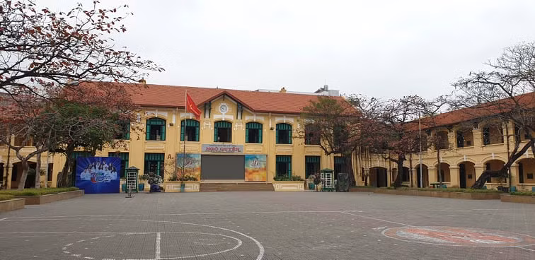 Khuôn viên sân trường THPT Ngô Quyền