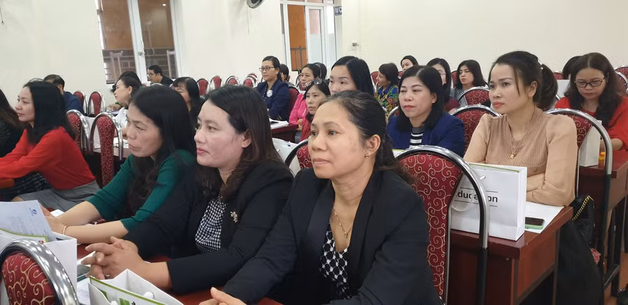 Cán bộ, giáo viên tham gia tập huấn