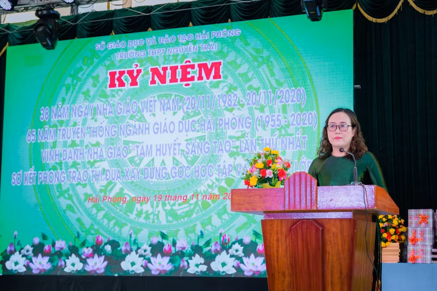 Cô giáo Nguyễn Thị Phương Hoa- Hiệu trưởng Trường THPT Nguyễn Trãi