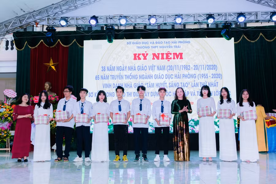 Tập thể HS đạt thành tích trong học tập, rèn luyện được Nhà trường khen thưởng