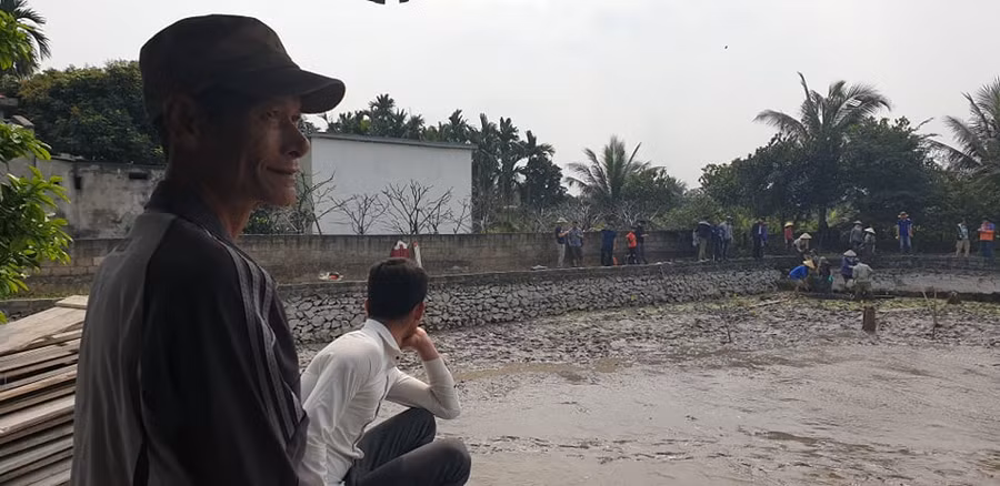 Ông Phùng Văn Phòng (64 tuổi, khu Đầm Thượng) kể về việc từng phát hiện những chiếc cọc tương tự