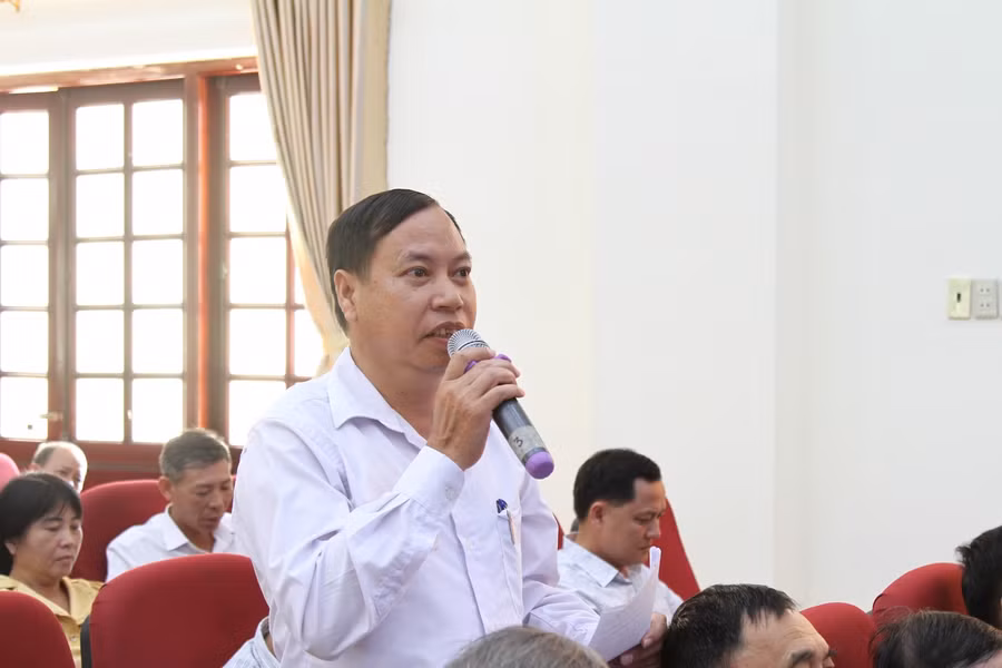 Cử tri Ti Văn Hường, xã Đại Bình, huyện Bình Liêu nêu ý kiến tại Hội nghị