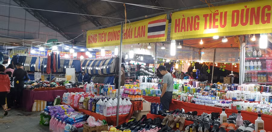 Không gian trưng bày sản phẩm của các địa phương trong và ngoài tỉnh