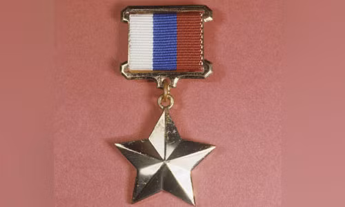 Huân chương Tổng thống Nga truy tặng Peshkov. Ảnh: Sputnik nga-dat-ten-duong-theo-thieu-ta-khong-quan-su-24-hy-sinh-1
