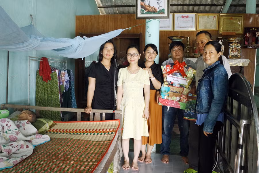 Thăm, tặng quà và trao tiền hỗ trợ cho gia đình Mẹ Nguyễn Thị Ba.