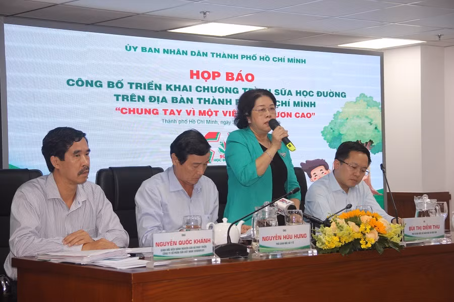 Bà Bùi Thị Diễm Thu, Phó Giám đốc Sở GD&ĐT TP trao đổi thông tin tại buổi họp báo Bà Bùi Thị Diễm Thu, Phó Giám đốc Sở GD&ĐT TP trao đổi thông tin tại buổi họp báo