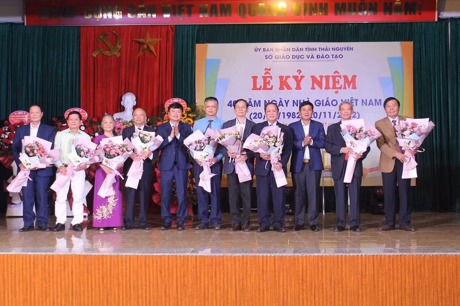 Lãnh đạo tỉnh, Sở Giáo dục và Đào tạo tặng hoa chúc mừng các đồng chí cựu giáo chức nguyên là lãnh đạo sở Giáo dục và Đào tạo qua các thời kỳ.