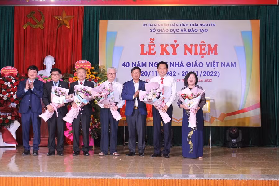 Lãnh đạo tỉnh, sở Giáo dục và Đào tạo tặng hoa chúc mừng các nhà giáo nhân dân, nhà giáo ưu tú.