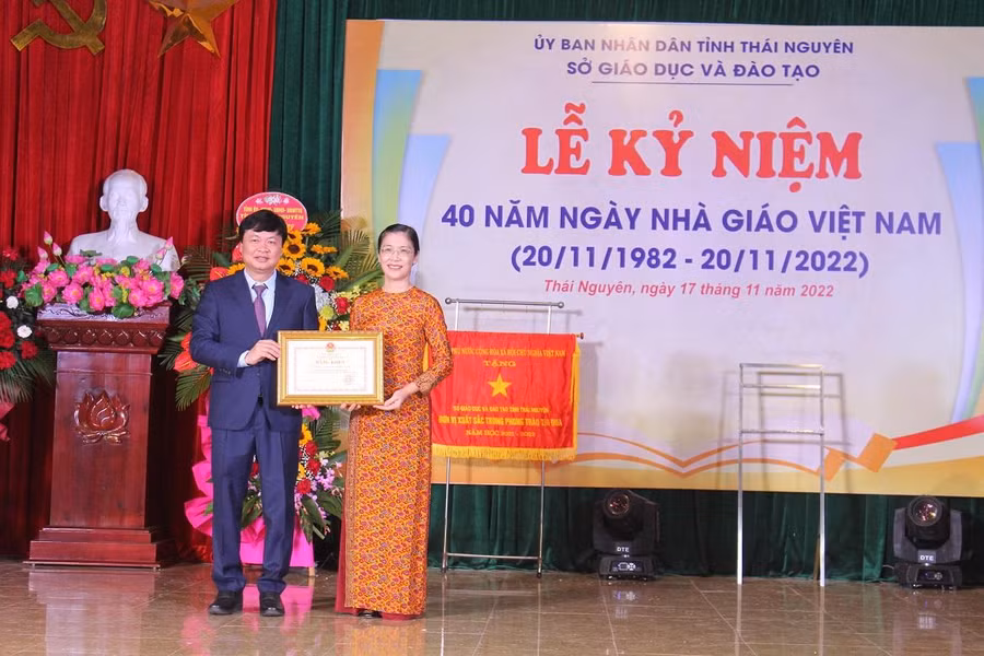 Đồng chí Nguyễn Thị Thúy Nga, Trưởng Ban Văn hóa-Xã hội, HĐND tỉnh Thái Nguyên trao Bằng khen của Bộ trưởng Bộ Giáo dục và Đào tạo cho Lãnh đạo Sở GD&amp;ĐT Thái Nguyên.