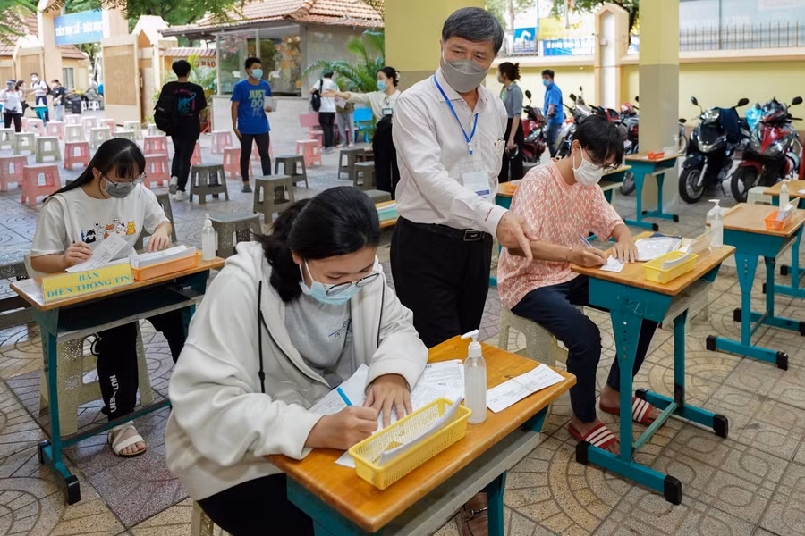 Ông Nguyễn Văn Hiếu, Phó Giám đốc phụ trách Sở GD-ĐT TP kiểm tra công tác lấy mẫu xét nghiệm tại Trường TH Nguyễn Bỉnh Khiêm, Quận 1.