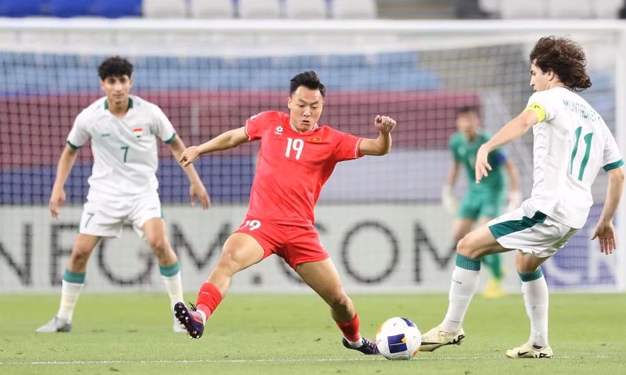 U23 Việt Nam (giữa) thua U23 Iraq ở tứ kết. Ảnh: ITN.