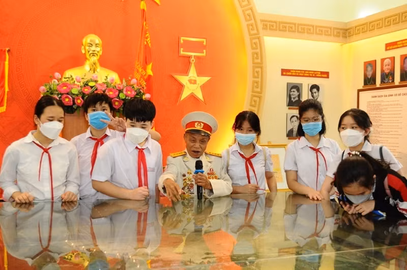 Học sinh Trường THCS Lương Thế Vinh trong giờ học giáo dục địa phương được tổ chức tại di tích căn cứ lõm cách mạng B1 Hồng Phước.
