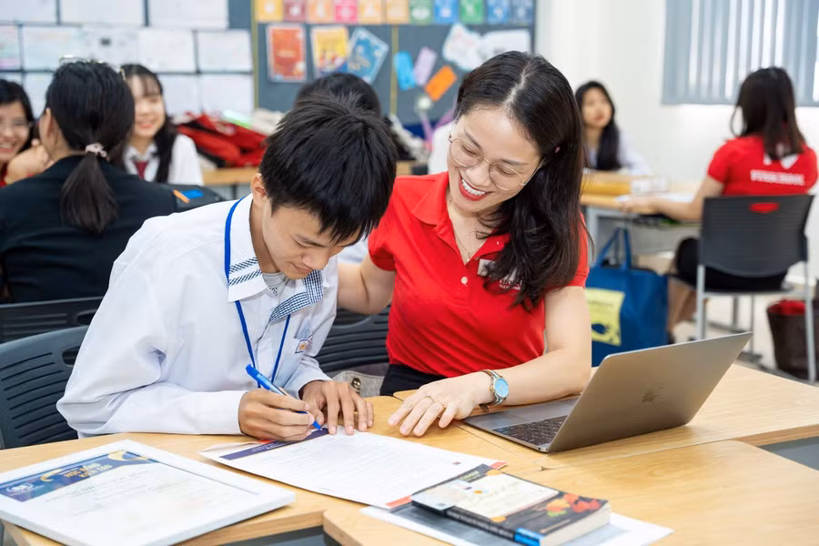 Học sinh tham gia Học bổng kiến tạo được giáo viên Vinschool hướng dẫn, hỗ trợ 1:1.