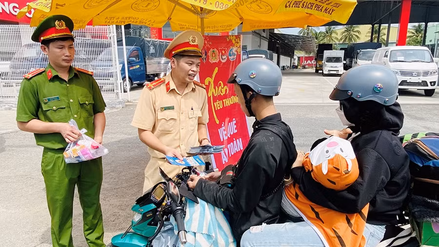 Cán bộ Phòng Cảnh sát giao thông tuyên truyền những quy định về an toàn giao thông cho người dân. (Ảnh: Tiến Tầm)