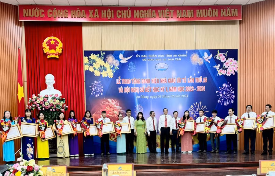 Trao danh hiệu Nhà giáo Ưu tú cho 15 thầy, cô giáo An Giang được Chủ tịch Nước phong tặng. Trao danh hiệu Nhà giáo Ưu tú cho 15 thầy, cô giáo An Giang được Chủ tịch Nước phong tặng.