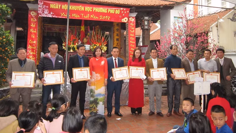 Hội khuyến học phường Phú Đô (Hà Nội) trao giấy khen cho những gia đình, dòng họ học tập tiêu biểu.