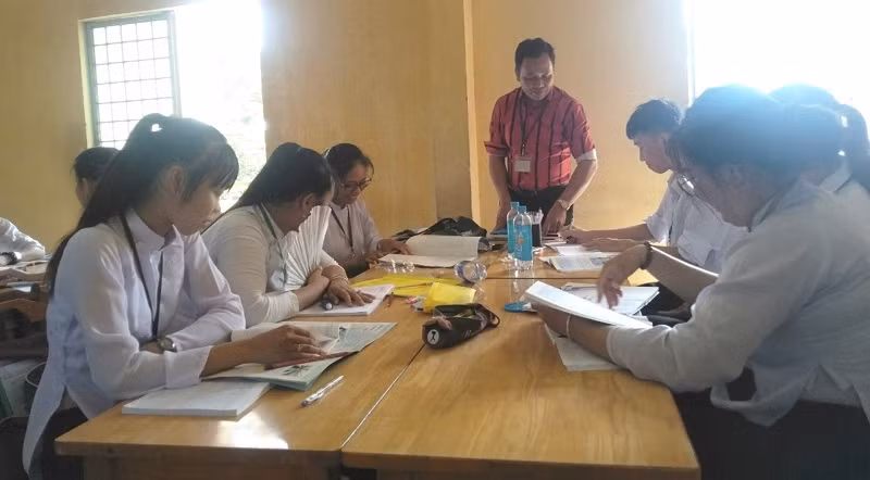 Thầy Thạch Sa Quên cùng học sinh.