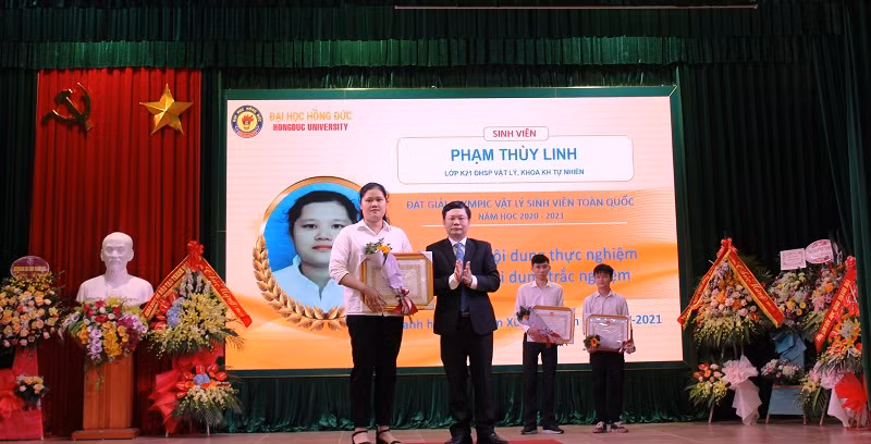 Phạm Thùy Linh được Trường ĐH Hồng Đức thừa ủy quyền trao tặng Bằng khen và phần thưởng của Chủ tịch UBND tỉnh Thanh Hóa.