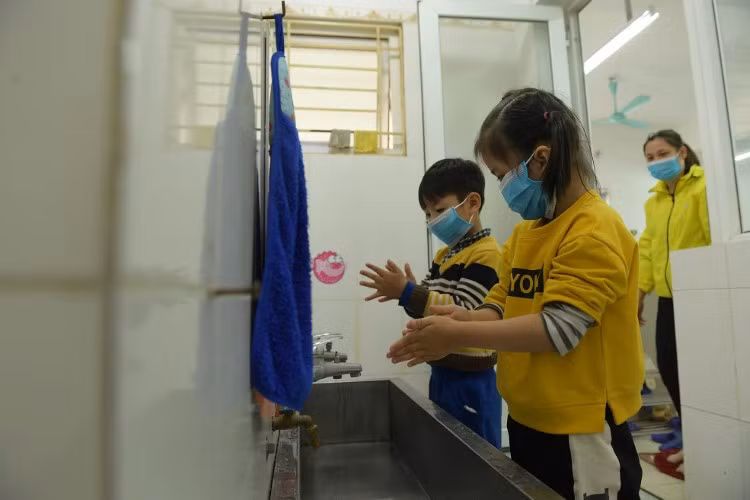 Hướng dẫn trẻ rửa tay đúng cách là một trong những kỹ năng quan trọng để phòng dịch trong nhà trường. Ảnh: Thế Đại
