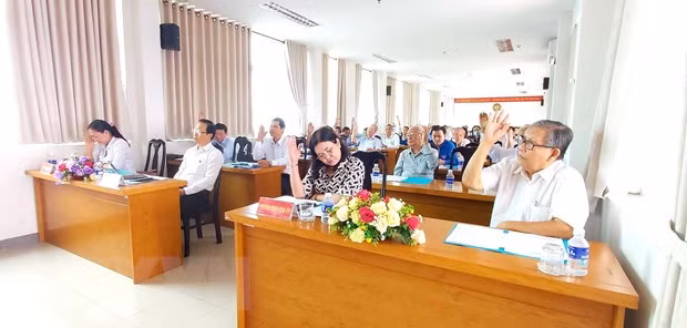 Các đại biểu biểu quyết danh sách đại biểu ứng cử đại biểu Quốc hội khóa XV. (Ảnh: Trần Thị Thu Hiền/TTXVN).