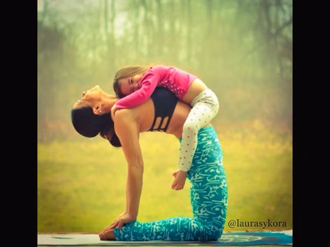 Kỳ lạ yoga thể hiện tình mẫu tử