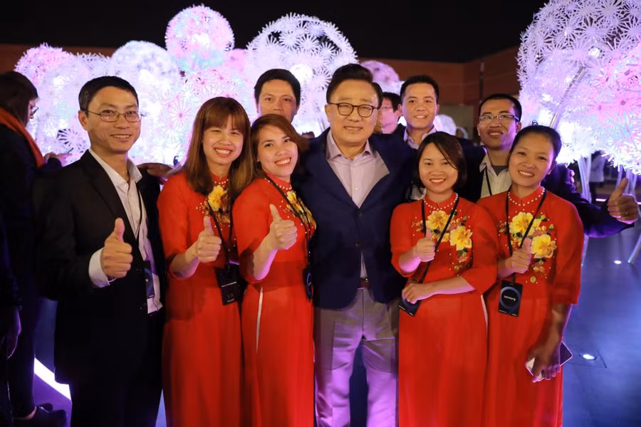 8 nhân viên Việt Nam gặp gỡ ông Koh Dong Jin, Chủ tịch, người đứng đầu ngành hàng CNTT & Truyền thông Di động tại Công ty Điện tử Samsung trên toàn cầu