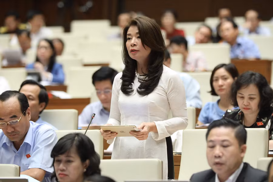Đại biểu Lê Thu Hà Đại biểu Lê Thu Hà