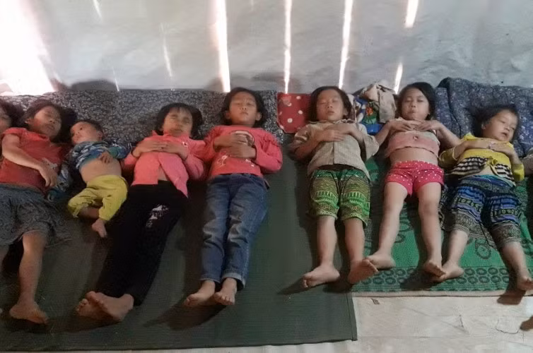 Sau giờ học, học sinh Huổi Hạ được bố trí ăn, nghỉ tại điểm trường