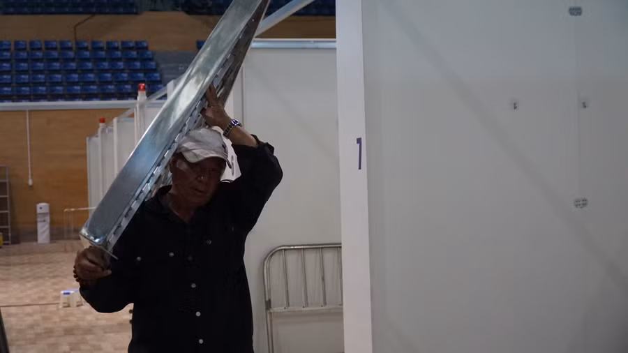 Các trang thiết bị được công nhân tháo gỡ để di chuyển đi gồm: Giường bệnh, quạt, máy móc, nệm…