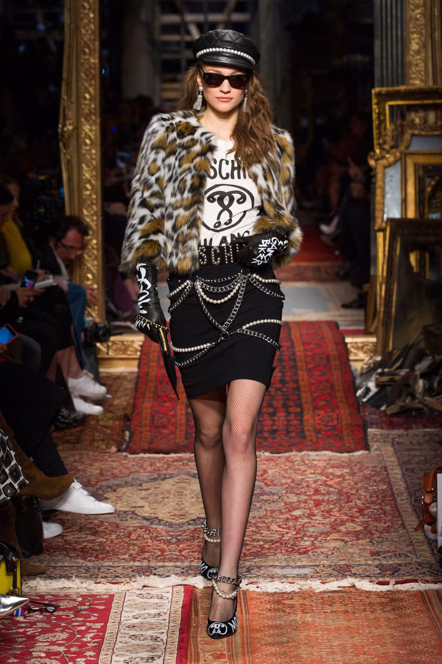 Phụ kiện dây xích là một trong những nét đặc trưng của Moschino.