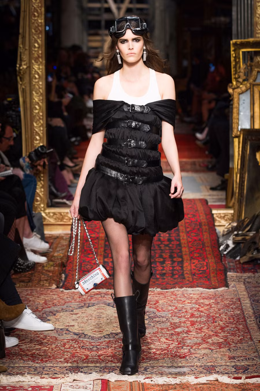 Cô gái của Moschino vừa kiêu sa, cổ điển, lại vẫn gợi cảm và cá tính.