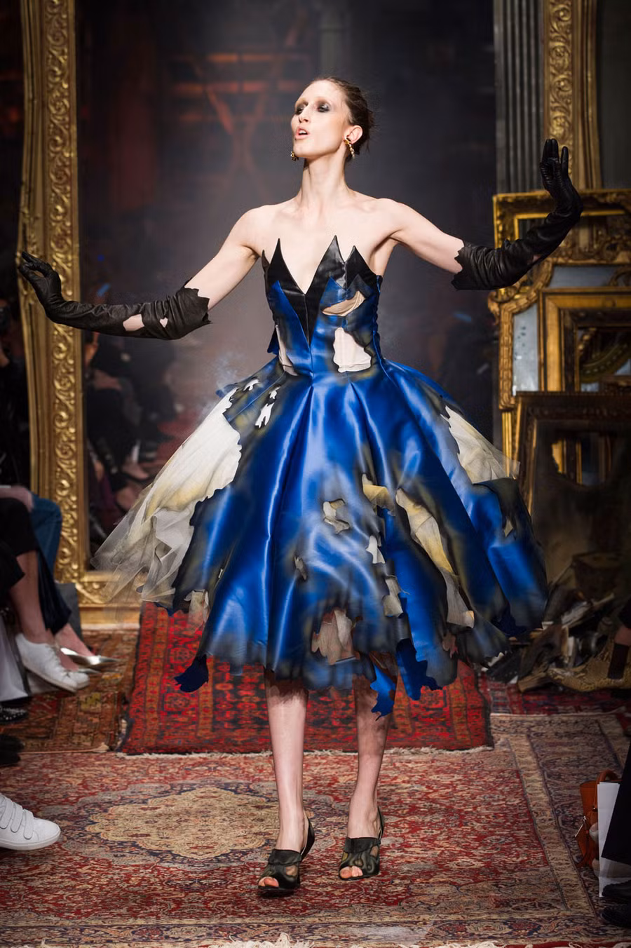 Chủ đề xuyên suốt bộ sưu tập là ánh sáng, lửa và sự đốt cháy. Vì thế, Jeremy Scott - người nổi tiếng chịu chơi - không ngần ngại để "nàng thơ" Anna Cleveland nhún nhảy với chiếc váy bốc khói.