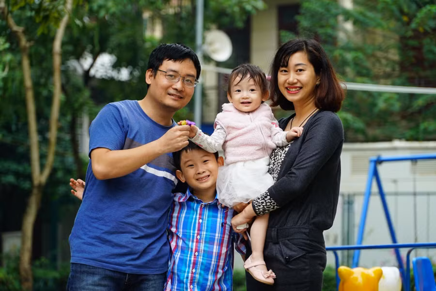 Cha mẹ bớt khen con thái quá chính là giảm áp lực cho trẻ. Ảnh UNICEF Việt Nam. Cha mẹ bớt khen con thái quá chính là giảm áp lực cho trẻ. Ảnh UNICEF Việt Nam.
