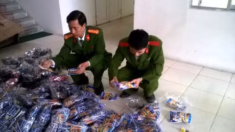 Thanh Hoa: Bat giu 3200 khau sung do choi tre em - Anh 1
