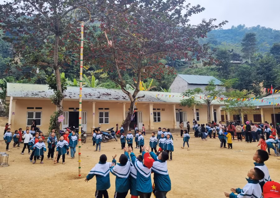 Học sinh chơi ném còn – trò chơi dân gian của đồng bào dân tộc Thái.
