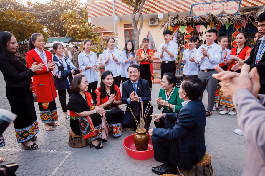 Học sinh Trường THPT DTNT tỉnh Nghệ An giới thiệu đến khách mời những nét độc đáo trong văn hóa ẩm thực vùng cao. Ảnh minh họa.