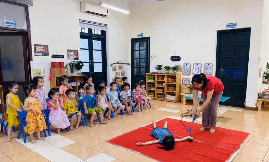 Cô trò Trường Mầm non A Thanh Liệt (Thanh Trì - Hà Nội) học cách xử lý tình huống khi gặp người bị điện giật. Ảnh: Website nhà trường.