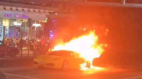 Ferrari bốc cháy ngùn ngụt trên đường phố Hong Kong
