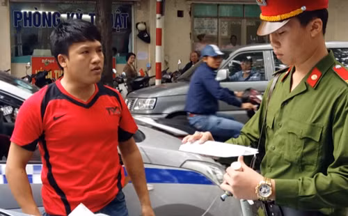 Tài xế Nguyễn Văn Dự xuống xe, xuất trình giấy tờ, tuy nhiên không có bằng lái xe. Ảnh: Bá Đô cs2-9766-1429857923.jpg