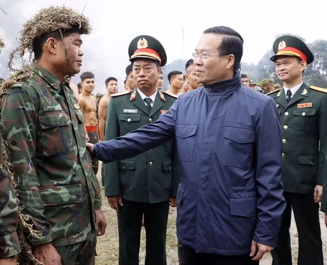 Chủ tịch nước - Võ Văn Thưởng thăm hỏi, động viên bộ đội đặc công tại thao trường huấn luyện.