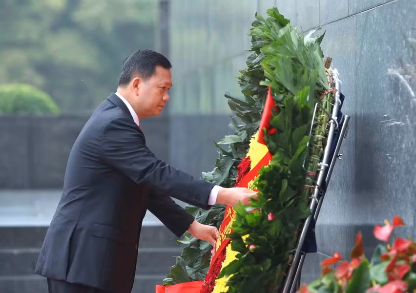 Thủ tướng Campuchia Samdech Moha Bovor Thipadei Hun Manet đặt vòng hoa viếng Chủ tịch Hồ Chí Minh. (Ảnh: An Đăng/ TTXVN) Thủ tướng Campuchia Samdech Moha Bovor Thipadei Hun Manet đặt vòng hoa viếng Chủ tịch Hồ Chí Minh. (Ảnh: An Đăng/ TTXVN)