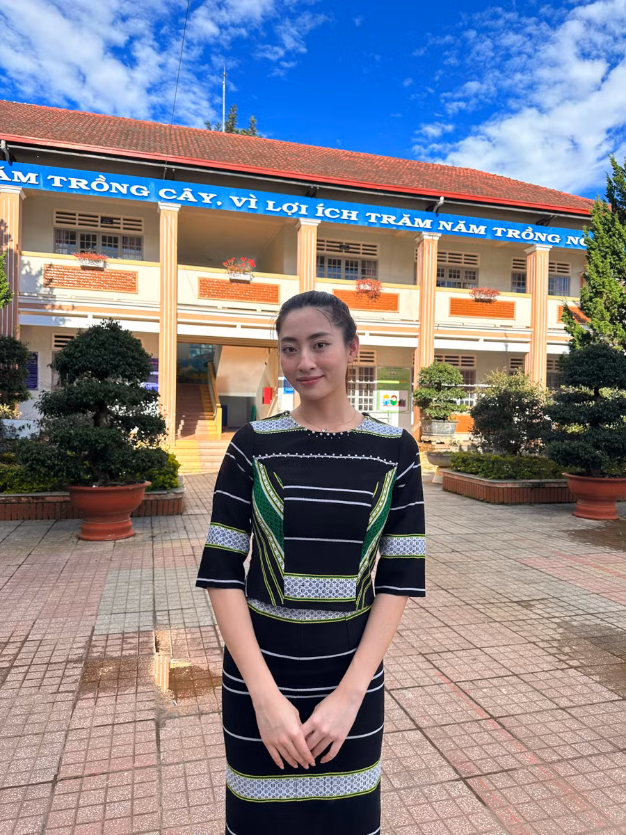 Lương Thùy Linh mặc trang phục dân tộc K’ho trong chuyến từ thiện vùng cao.