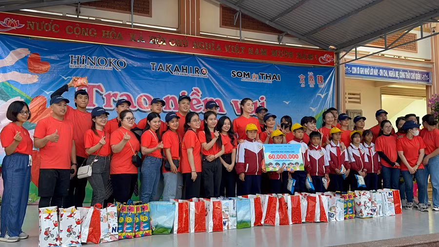 Lương Thùy Linh đội mưa gió làm từ thiện ở vùng cao.