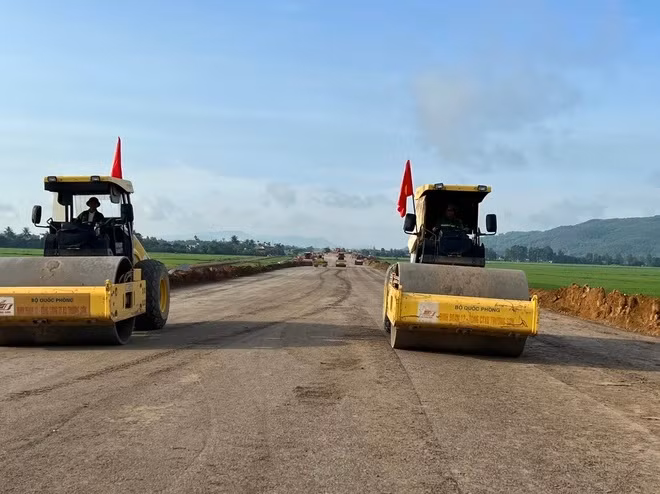 Nhà thầu thi công nền đường một Dự án Cao tốc Bắc-Nam phía Đông. (Ảnh: Việt Hùng/Vietnam+)