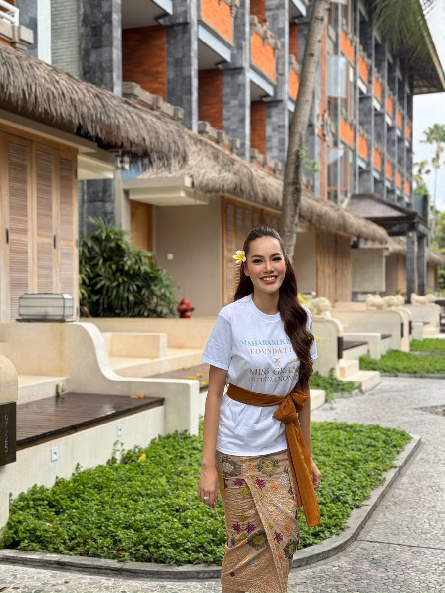Trong chuyến đến Bali, Lê Hoàng Phương có nhiều cơ hội diện lên mình trang phục truyền thống của phụ nữ nước bạn. Cùng với đó, người đẹp chọn lối trang điểm tây, xõa tóc đơn giản để tôn nét đẹp của mình.