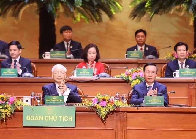 Tổng Bí thư Nguyễn Phú Trọng và Chủ tịch nước Võ Văn Thưởng tham gia Đoàn Chủ tịch Đại hội. (Ảnh: Trí Dũng/TTXVN)