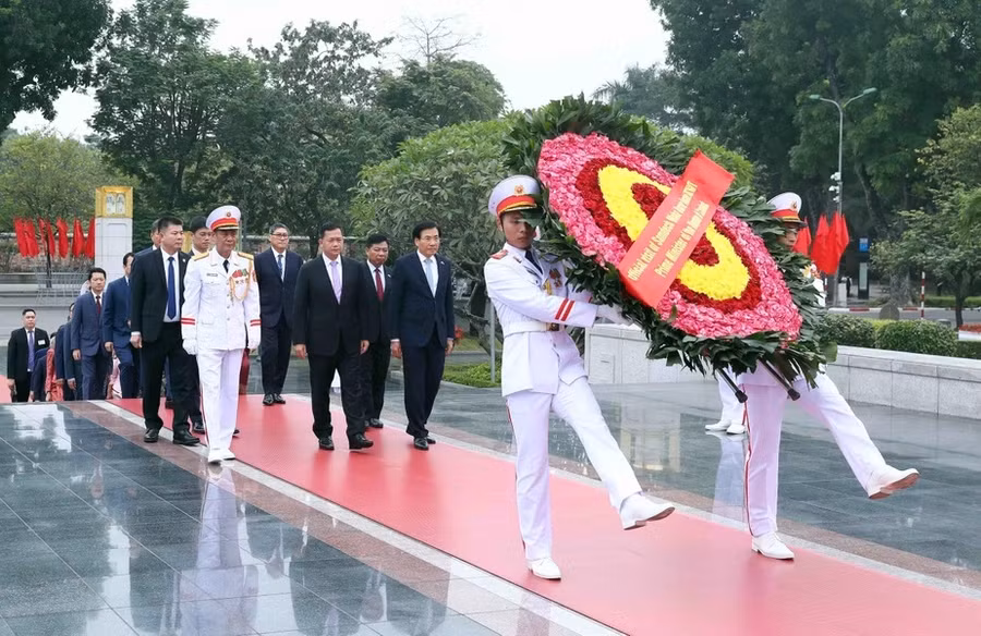 Thủ tướng Campuchia Samdech Moha Bovor Thipadei Hun Manet đặt vòng hoa tưởng niệm các Anh hùng Liệt sỹ. (Ảnh: Phạm Kiên/TTXVN) Thủ tướng Campuchia Samdech Moha Bovor Thipadei Hun Manet đặt vòng hoa tưởng niệm các Anh hùng Liệt sỹ. (Ảnh: Phạm Kiên/TTXVN)