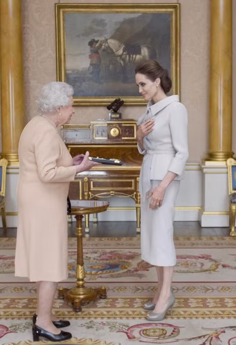 Angelina Jolie thành Hiệp sĩ nước Anh ảnh 1